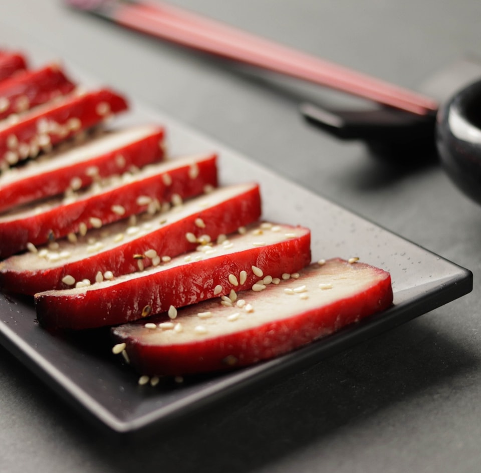 Sliced barbecue pork topped with sesame seeds